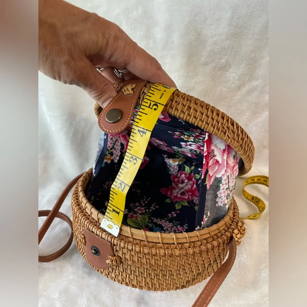 Summer handwoven Rattan circle purse crossbody boho fun and super cute beach - Picture 11 of 13